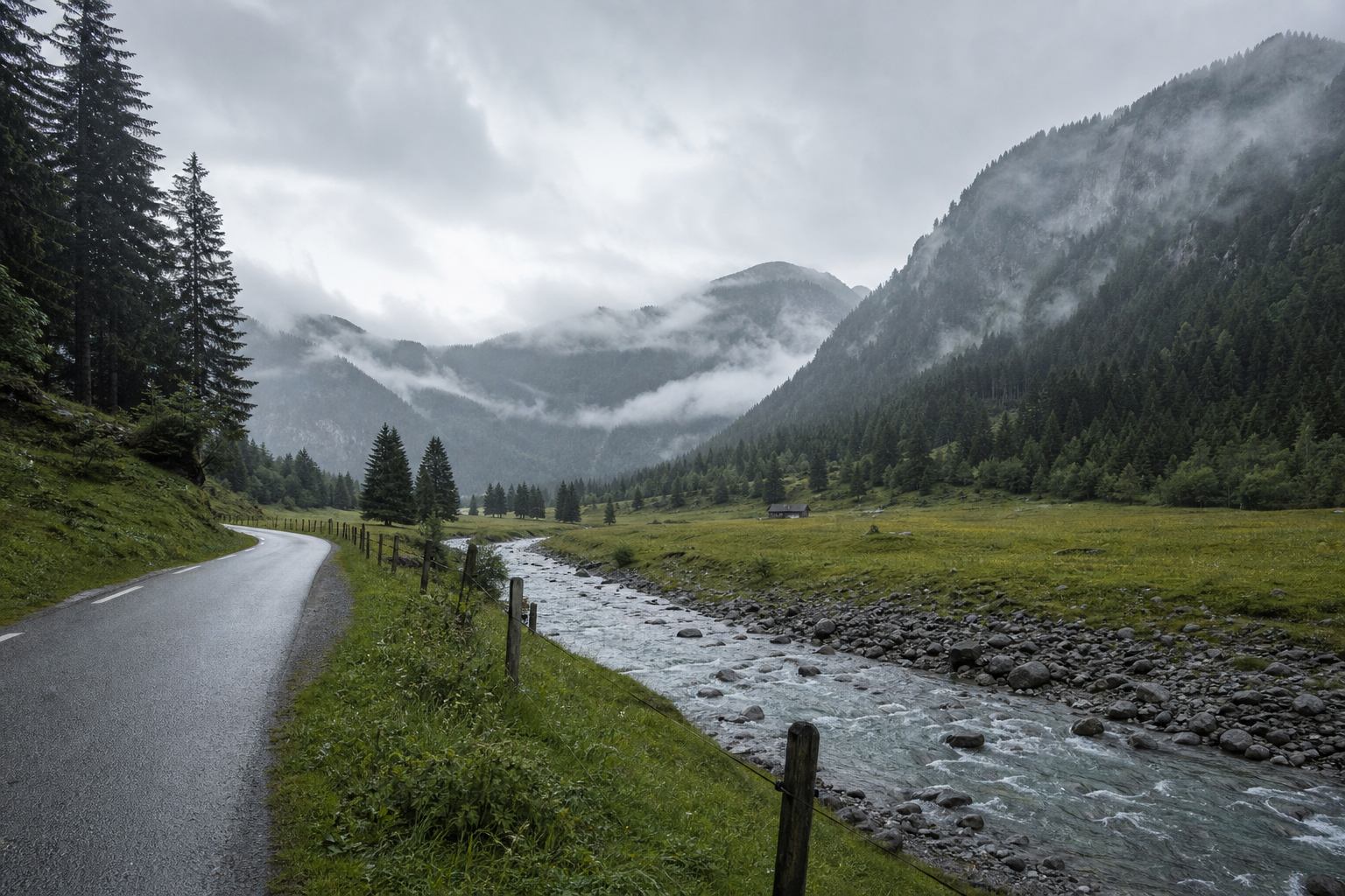 Nebeliges Flusstal und Wiesenstraße in Deutschland