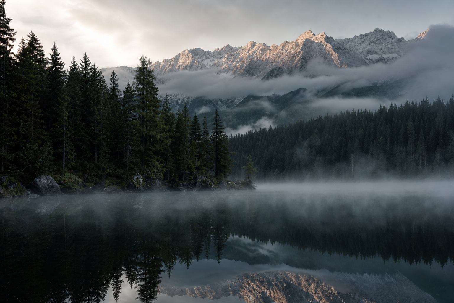 Alpensee im Nebel als Motiv für Kontakt und Reiseplanung